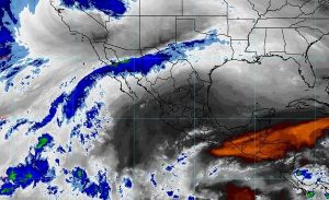 Se estiman lluvias fuertes en Baja California y rachas de viento mayores a 50 km/h en el noroeste de México