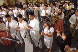 Entrega AMLO instrumentos a músicos oaxaqueños en Palacio Nacional