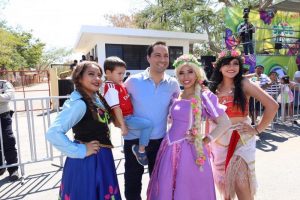 El Gobernador Mauricio Vila Dosal pasa un día familiar en el Carnaval Mérida 2020