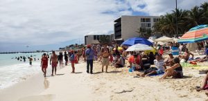 Ciudadanos piden respeto a las playas públicas con Pic Mic en Mamita’s