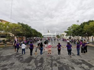 Tabasqueñas realizan ‘Cadena Feminista’ para denunciar violencia de género