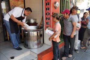 Comerciante en Tabasco regala comida a ambulantes para apoyar su economía ante bajas ventas