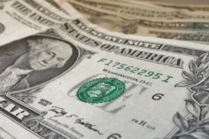 Cae peso más de 4%; dólar se vende a casi 23 pesos