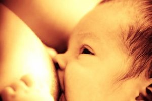 Coronavirus no se transmite durante la lactancia, no dejen de amamantar a bebés: Secretaría de Salud Veracruz