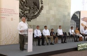 Conmemora AMLO el 214 aniversario del natalicio de Benito Juárez