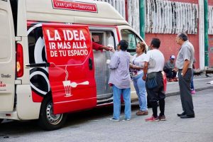 Apoya Gran Café de la Parroquia con café y pan a quienes tienen que salir a trabajar durante contingencia en Veracruz
