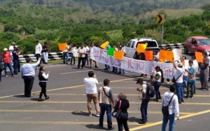 Periodistas bloquean carretera en la zona norte de Veracruz tras asesinato de María Elena Ferral