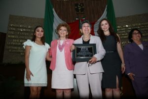 Los tres Poderes del Estado de Yucatán, representados por mujeres, entregan el reconocimiento «Consuelo Zavala Castillo»