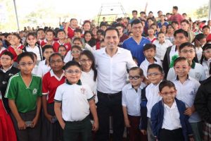 La vida de niños de primarias y secundarias con dificultades de la vista mejora con la entrega de lentes gratuitos en Yucatán