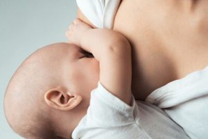 Lactancia materna reduce probabilidad de alergias respiratorias en niños