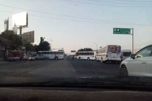 Manifestantes bloquean carretera federal en Oaxaca previo a llegada de AMLO