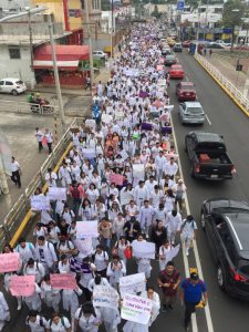 Justicia y seguridad exigen estudiantes de la UJAT con marcha pacífica por las principales avenidas de la capital de Tabasco