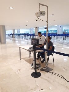 Instalan filtros sanitarios en aeropuerto de Cancún