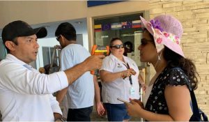 Personal de la Apiqroo toma temperatura a usuarios de la Terminal Marítima de Isla Mujeres