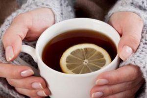 Agua tibia con limón y bicarbonato no previene el Covid-19