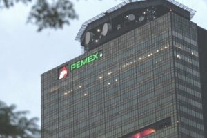 Fitch Ratings baja calificación de Pemex; aseguran que está limitada para enfrentar recesión