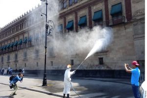 Desinfectan exterior de Palacio Nacional