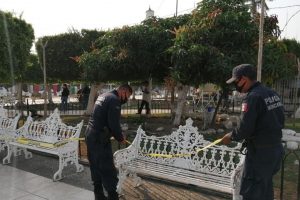 Restringen usar bancas en el parque del municipio de Comalcalco en Tabasco