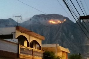 Rayo provoca fuerte incendio en Cerro de las Mitras, Nuevo León