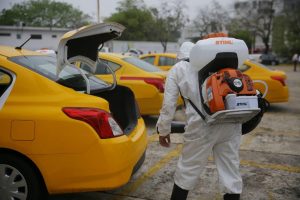 Ayuntamiento de Centro sanitiza taxis para frenar contagios de COVID19