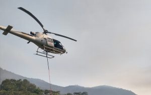 Realizan combate aéreo de incendio en San Andrés Tenejapan, Veracruz