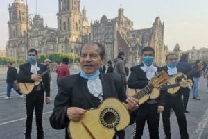 Con serenata en Palacio Nacional, mariachis piden apoyo ante coronavirus