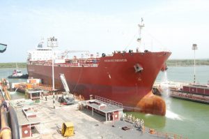Ante saturación de terminales, Pemex renta 70 barcos para almacenar combustible