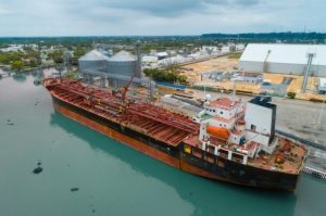 Cumplen buques petroleros una semana más fondeados frente a Coatzacoalcos, Veracruz