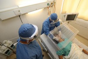 El Gobierno de Yucatán recibe 500 innovadoras cajas antiaerosol para proteger al personal médico que atienda a pacientes con Coronavirus