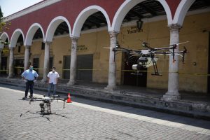 Sanitizan espacios públicos con drones, en Yucatán