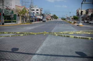 Cierra avenidas principales en Cancún para prevenir contagios de COVID-19: Policía