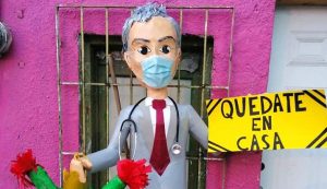 El ‘hombre del COVID-19’, Hugo López-Gatell, ya tiene su piñata #QuedateEnCasa