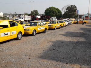 Taxistas realizan caravana para exigir apoyos económicos al Gobierno de Tabasco