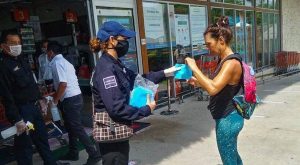 Policías entregan cubrebocas en Puerto Morelos para evitar contagio de COVID-19
