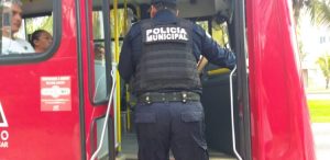 Policías supervisan camiones, piden a pasajeros usar cubrebocas y gel para hacer que Cancún este sin Covid-19