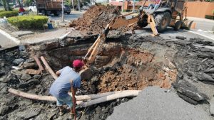 Fuga de agua abrió socavón en Paseo Tabasco: Obras Públicas de Centro