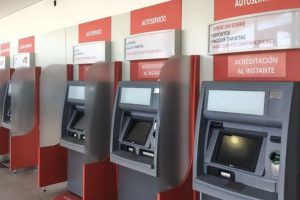 Santander reporta fallas en cajeros y tarjetas