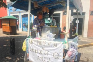 Ambulantes en Tabasco cambian sus productos por artículos de la canasta básica por falta de ayuda del gobierno