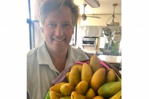 «Hay potencial de exportación»: Embajador de EU en México al recibir una canasta de mangos desde Veracruz