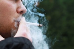 Fumar no ayuda a Protegerse del COVID19: OMS