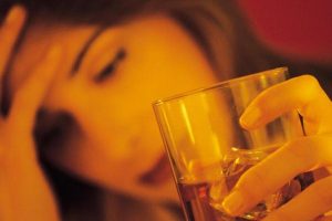 ¿Sabes cuáles son los riesgos de consumir alcohol adulterado?