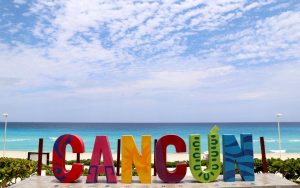 Propone Mara que Playa Delfines sea patrimonio de la humanidad para preservarla como símbolo de Cancún