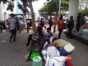 En Tabasco vendedores regresaron a instalarse y ciudadanos a las calles para realizar sus compras