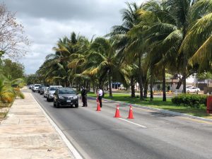 Filtro policíaco en el km 2.5 de bulevar Kukulcán en la zona hotelera de Cancún, playas cerradas
