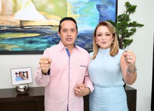 El Gobernador Carlos Joaquín y la presidenta del DIF-Quintana Roo Gaby Rejón de Joaquín felicitan a las madres en su día