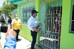 El alcalde Raúl Gutiérrez Cortés y Ejército reparten despensas en Tenosique