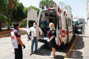 Renán Barrera entrega donativo a la Cruz Roja Mexicana