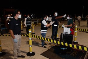 Implementan estrictos protocolos sanitarios durante desembarque de crucero con mexicanos repatriados en Cozumel