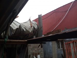 Fuertes vientos en Tabasco provocan desprendimiento de techos de lámina y caída de árboles