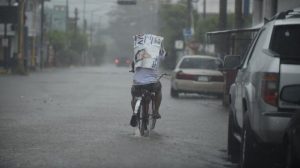 Fuertes lluvias y alza en nivel del río deja inundaciones en Agua Dulce, Veracruz